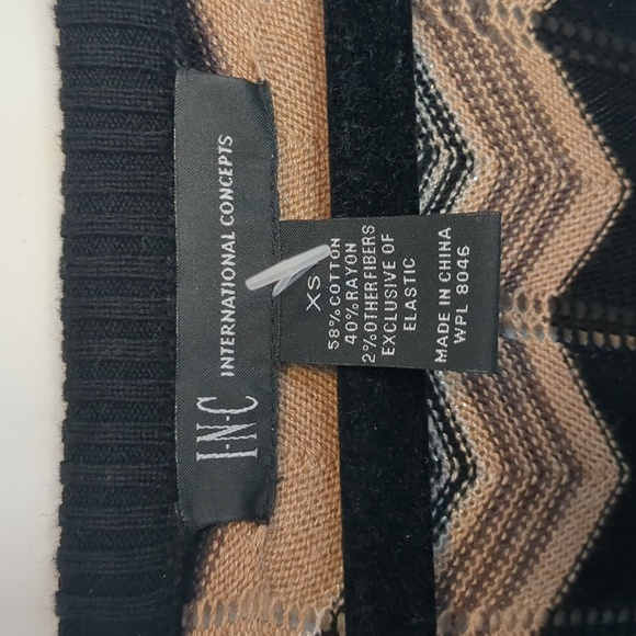 Retro-Style Sweater Dress - Picture 5 of 5